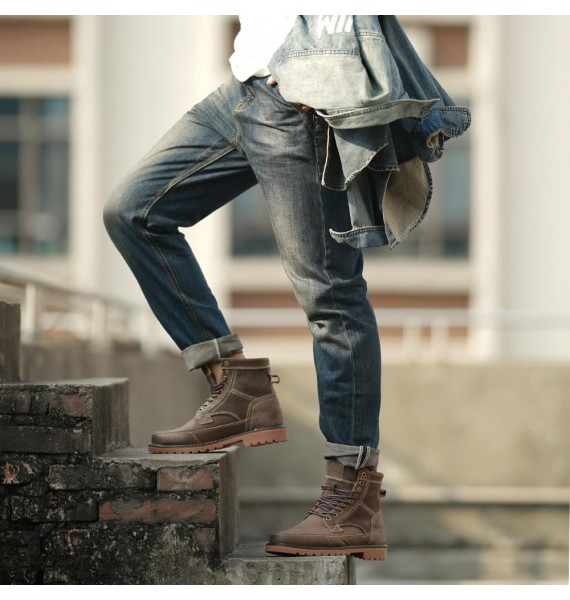Heavy washed old-fashioned distressed jeans